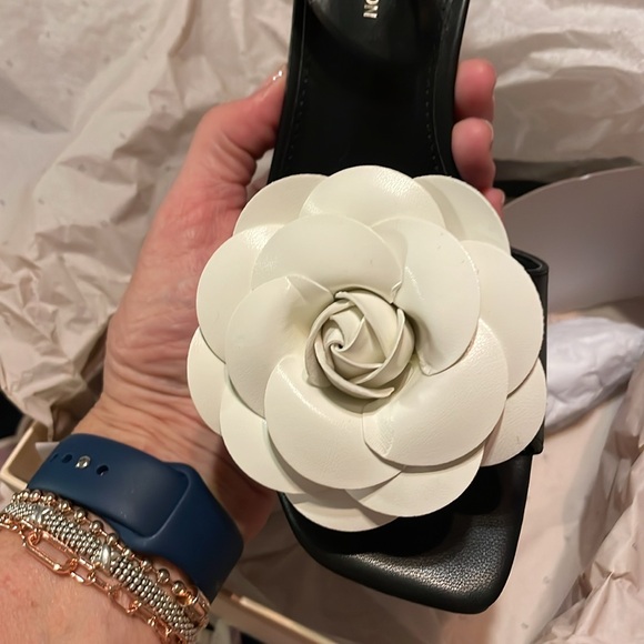 BCBGeneration Toori Rosetta sandal size 8.5 - Picture 3 of 8